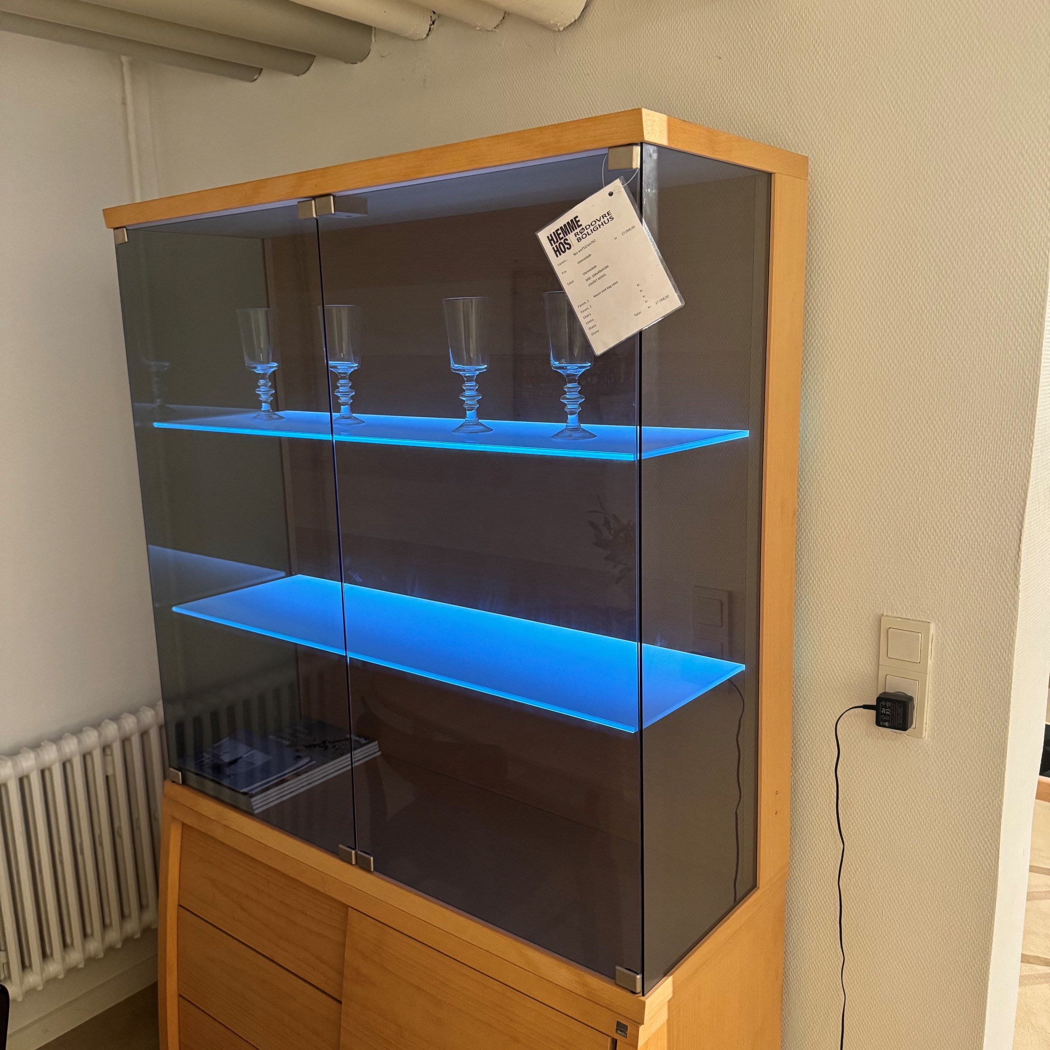 Skovby vitrine med lys